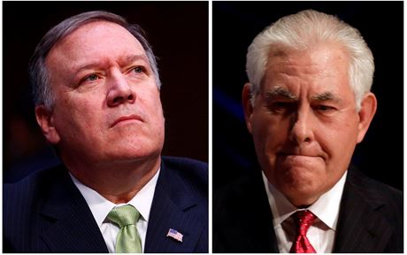 editel CIA Mike Pompeo (vlevo) a ministr zahranií Rex Tillerson.