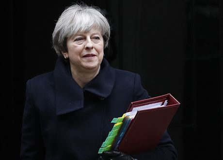 Theresa Mayová opoutí Downing Street (6. prosince 2017)