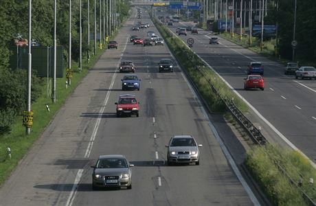 Po Místecké ulici spojující Ostravu s Frýdkem-Místkem a Beskydy projedou denn...