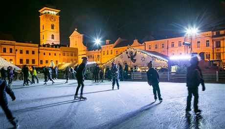 Ledové kluzit v pedchozích letech dodávalo adventním trhm na námstí zimní atmosféru.