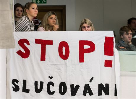 Studenti protestuj proti sluovn stednch kol v Krlovhradeckm kraji...