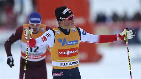 Norský bec na lyích Johannes Hösflot Klaebo slaví triumf ve sprintu v...