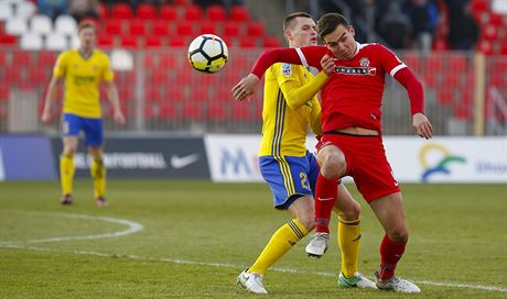 Zlnsk stoper Ondej Bao (vlevo) a brnnsk tonk Martin Zikl v souboji o...