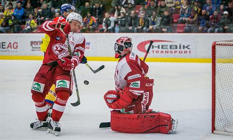 Momentka z prvoligového duelu hokejist eských Budjovic (lutá) a Slavie