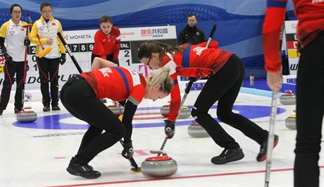 Momentka z olympijské kvalifikace eských curlerek v Plzni