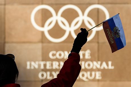 ena mává ruskou vlajkou ped olympijskými kruhy bhem zasedání Mezinárodního...