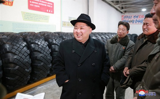 Severokorejský vdce Kim ong-un na inspekci továrny na pneumatiky v...