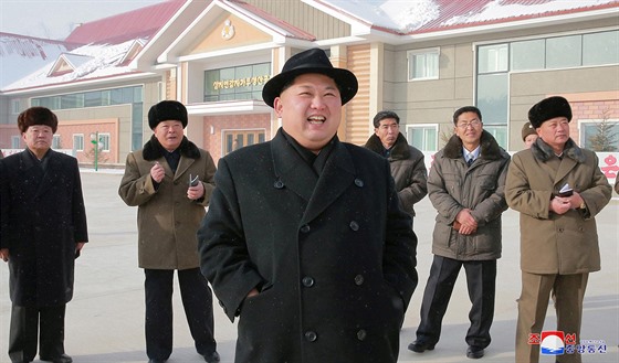 Severokorejský vdce Kim ong-un na inspekci továrny na bramborovou mouku v...