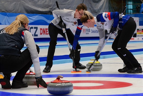 V akci eské hráky curlingu zleva Anna Kubeková, Klára Svatoová a Albta...