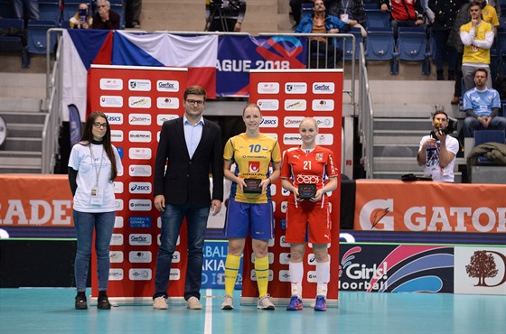 Martina Řepková (vpravo) s cenou pro nejlepší českou hráčku utkání.