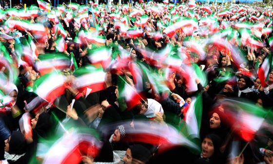 A ije Írán! Tisíce kolaek oslavují výroí islámské revoluce. Pozdji se...