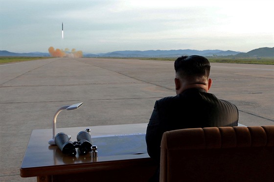 Severokorejský vdce Kim ong-un sleduje odpálení balistické rakety.