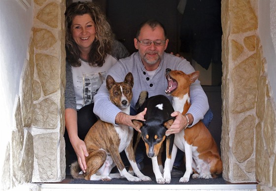 Zdenka a Thomas Maier a jejich psi basenji Rony, Dumisani a Gibson.