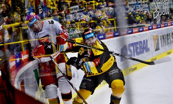 Hradeckého Martina Plá�ka narazil na mantinel Michael Vandas z Litvínova