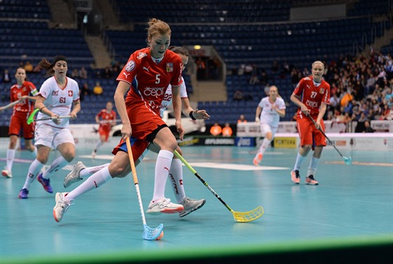 �eská florbalistka Eli�ka Krupnová uniká s balonkem v utkání o t�etí místo na...