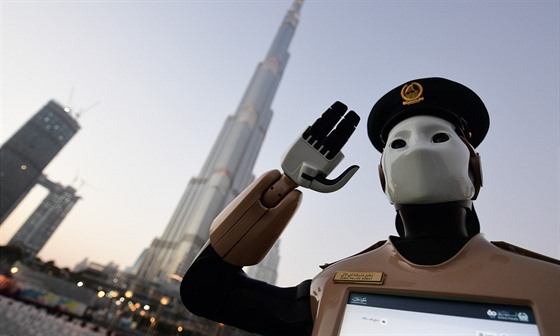 Hlásím se do služby. Tento robot patroluje v Dubaji a je prvním robotickým...