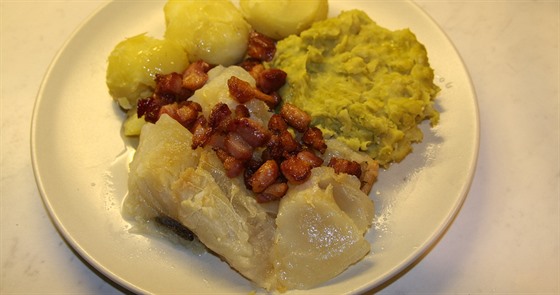 Lutefisk v tradičním podání. S hrachovou kaší, bramborami a slaninou.