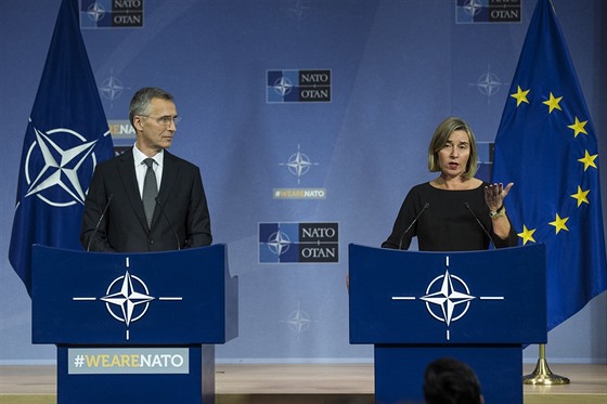 Generální tajemník NATO Jens Stoltenberg a éfka unijní diplomacie Federica...