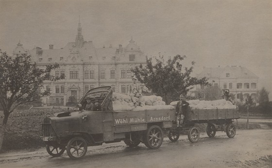 V�z s nákladem z mlýna Emila Wohla v Arnolticích p�ed nemocnicí ve Frýdlantu.