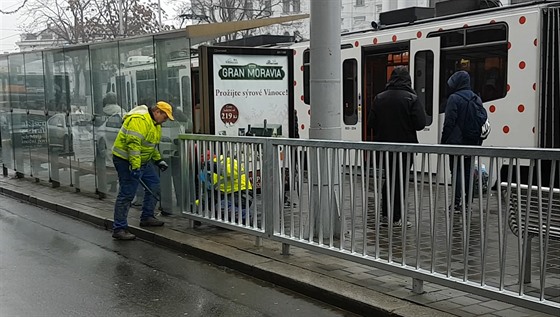 Dlníci zahradili prchod od tramvají k hlavnímu nádraí