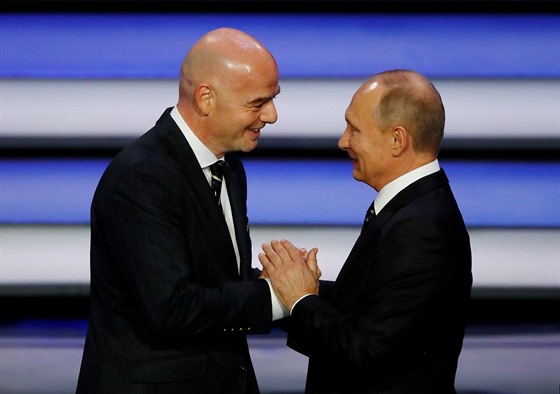 Gianni Infantino a Vladimir Putin pi losování fotbalového mistrovství svta.