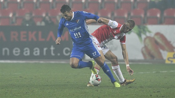 Milan Baro v souboji s Tomáem Soukem v utkání Baníku Ostrava se Slavií.