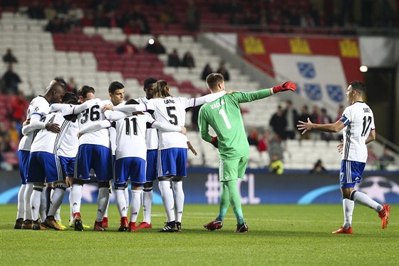 Fotbalisté Basileje i s brankáem Tomáem Vaclíkem a kapitánem Markem Suchým...