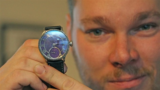 Ondřej Berkus vyrábí jedny hodinky měsíce, někdy však i několik let. Výsledek...