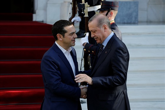 ecký premiér Alexis Tsipras (vlevo) a turecký prezident Recep Tayyip Erdogan....