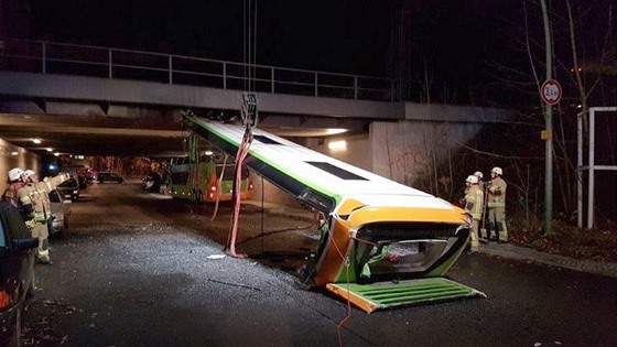 idi autobusu patn odhadl výku mostu.