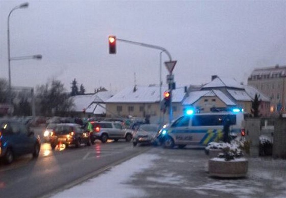 Nehoda policejní dodávky v Pelhřimově (1. prosince 2017).