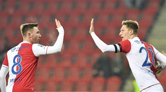 Milan koda (vpravo) se raduje s Jaromírem Zmrhalem z gólu Slavie.