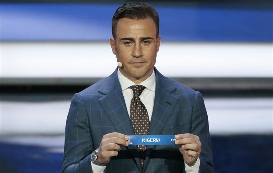 Italská legenda Fabio Cannavaro svírá pi losu fotbalového MS 2018 lísteek,...
