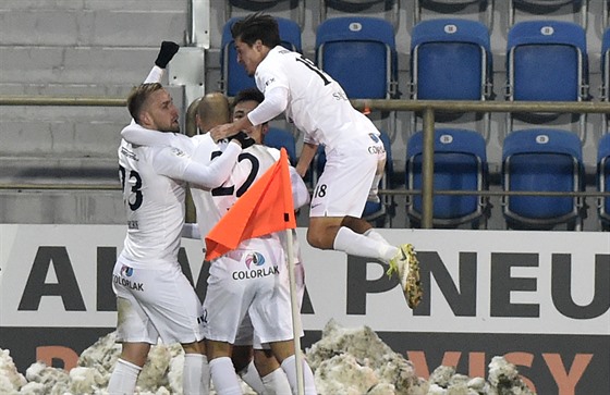 Fotbalisté Slovácka se radují z gólu.