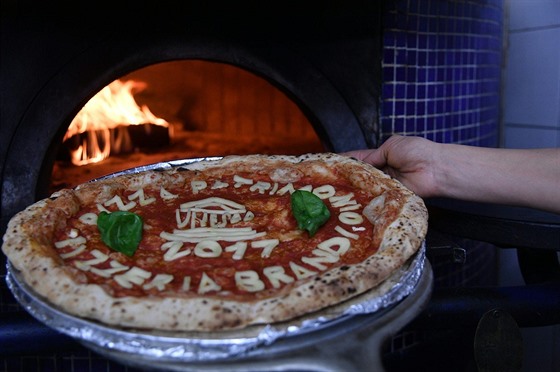 Neapolský pizzař upekl ku příležitosti slavnostní pizzaiuolo.