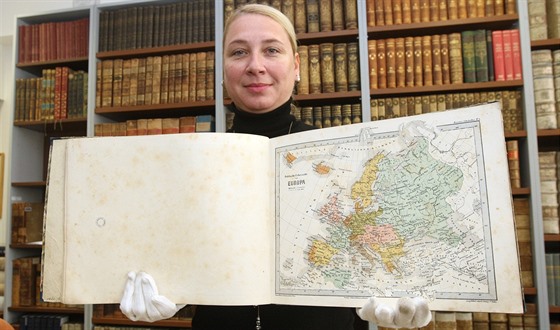 Olomoucká Vdecká knihovna vystavuje unikátní kolní atlas vydaný ve 2....