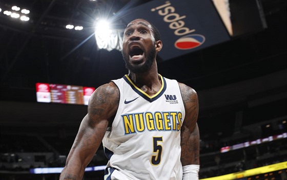 Will Barton z Denveru slaví svou vítznou akci proti Chicagu.