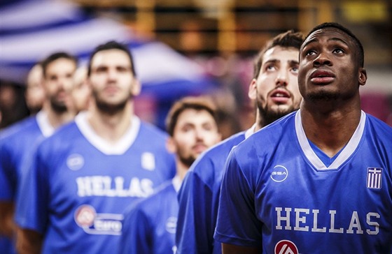 Thanasis Adetokunbo (vpravo) a jeho spoluhrái v ecké reprezentaci