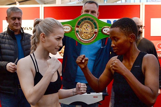 Česká boxerka Fabiana Bytyqi (vlevo) a její soupeřka Fatuma Yaziduová z Tanzanie