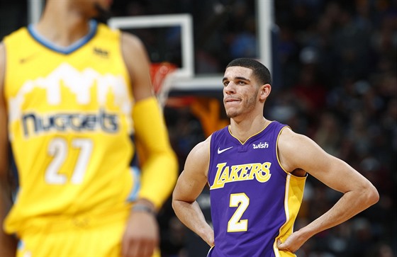 Lonzo Ball z LA Lakers se tváí rozpait bhem zápasu s Denverem.