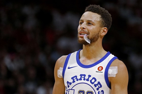 Stephen Curry z Golden State Warriors bhem záoasu s Miami Heat