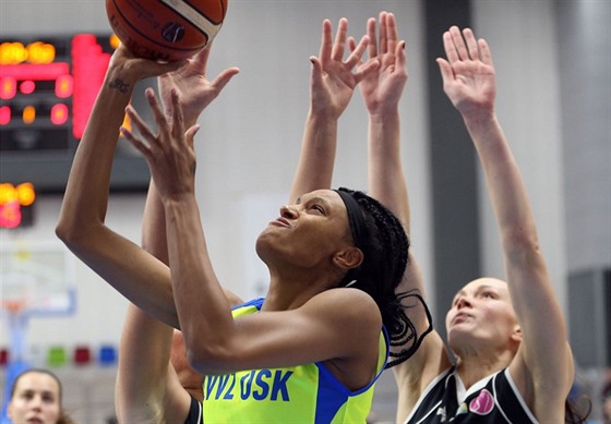 DeWanna Bonnerová (vlevo) z USK Praha zakonuje na ko Castors Braine, steí...