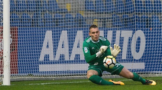 Olomoucký gólman Milo Buchta zasahuje v duelu proti Liberci.