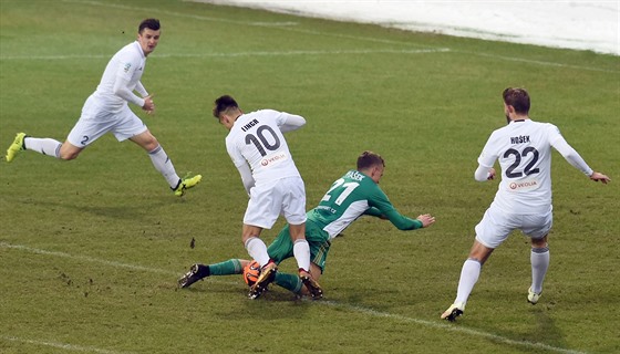 Karvinský Ondej Lingr (v bílém uprosted) a Martin Haek z Bohemians v souboji