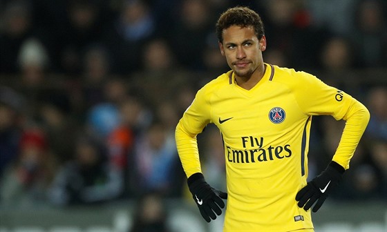 Zamylený Neymar z Paris St. Germain v utkání proti trasburku