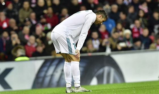 Útoník Realu Madrid Cristiano Ronaldo lituje spálené ance v utkání proti...