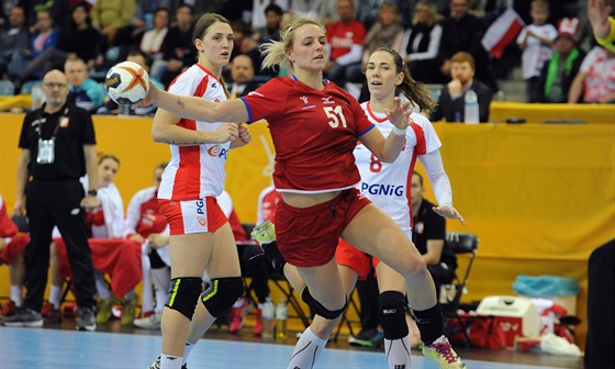 Česká házenkářka Markéta Jeřábková u míče v utkání proti Polsku.