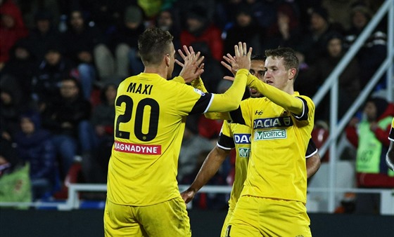 Maxi López (vlevo) z Udine gratuluje ke gólu Jakubu Janktovi.