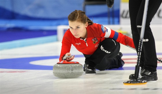 Momentka z olympijské kvalifikace eských curlerek v Plzni