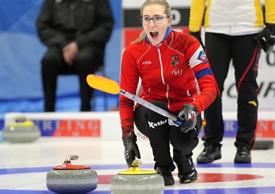 Momentka z olympijské kvalifikace eských curlerek v Plzni